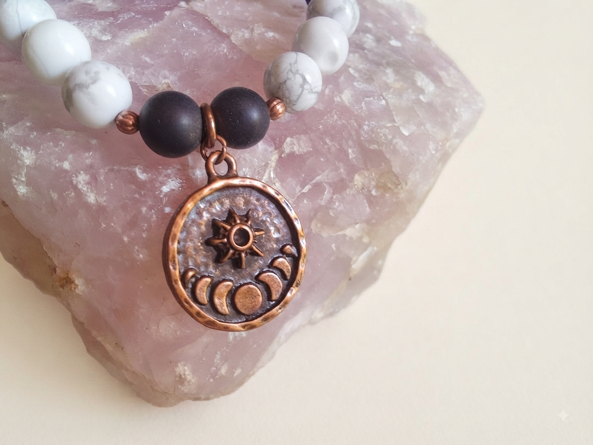 Bracciale in Howlite, Onice Opaco e Agata Grigia con Charm Stella e Fasi Lunari – Perle naturali da 8 mm