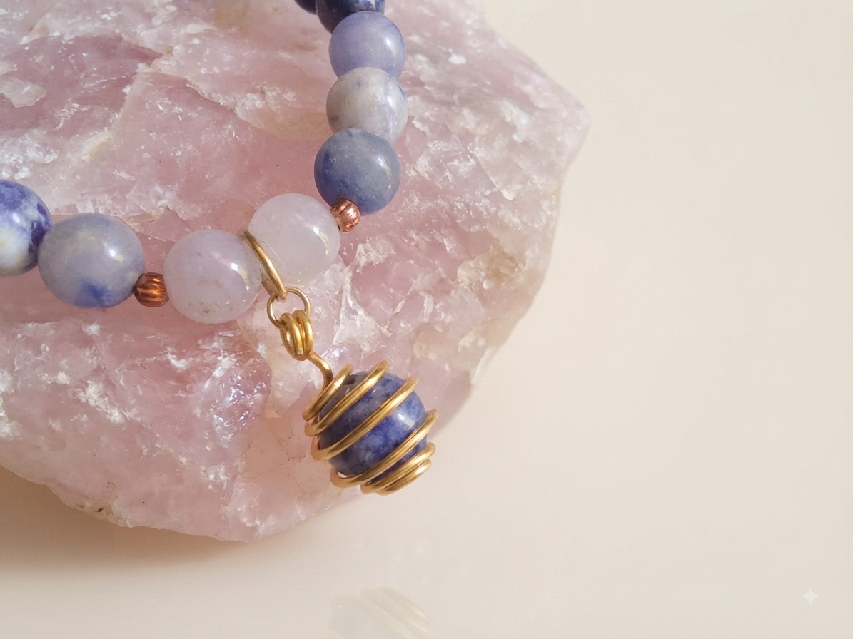 Bracciale in Sodalite, Agata Bianca e Lapislazzuli con Ciondolo in Sodalite – Perle naturali da 8 mm