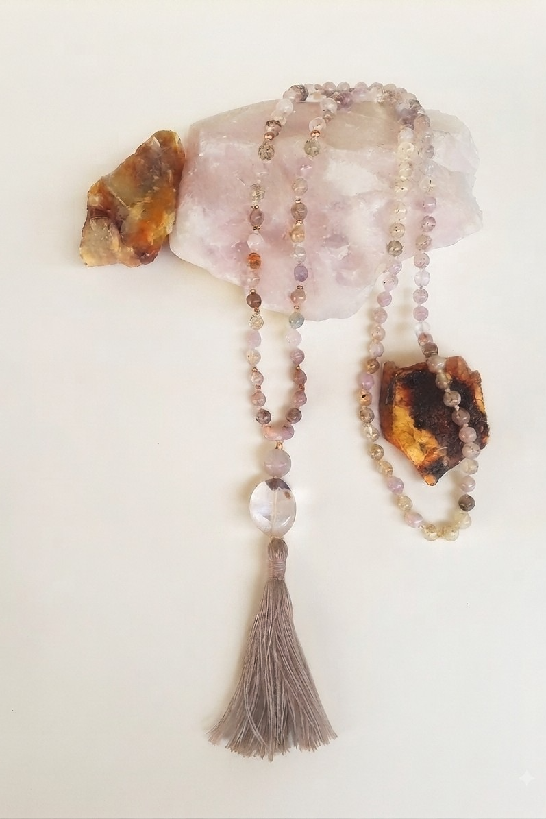 Mala da meditazione in Quarzo Ametistino con Goethite, Ametista Lavanda e Quarzo Ferroso – 108 perle