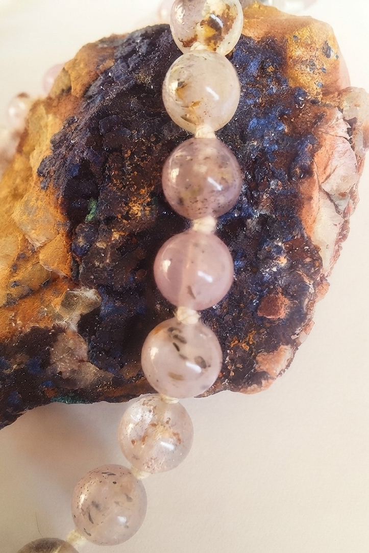 Mala da meditazione in Quarzo Ametistino con Goethite, Ametista Lavanda e Quarzo Ferroso – 108 perle