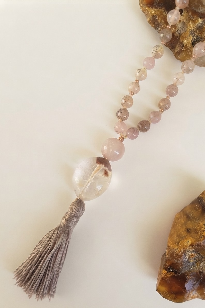 Mala da meditazione in Quarzo Ametistino con Goethite, Ametista Lavanda e Quarzo Ferroso – 108 perle