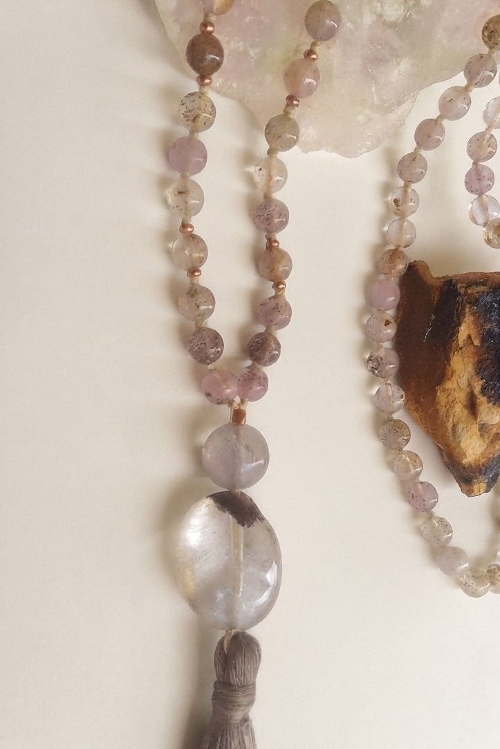 Mala da meditazione in Quarzo Ametistino con Goethite, Ametista Lavanda e Quarzo Ferroso – 108 perle