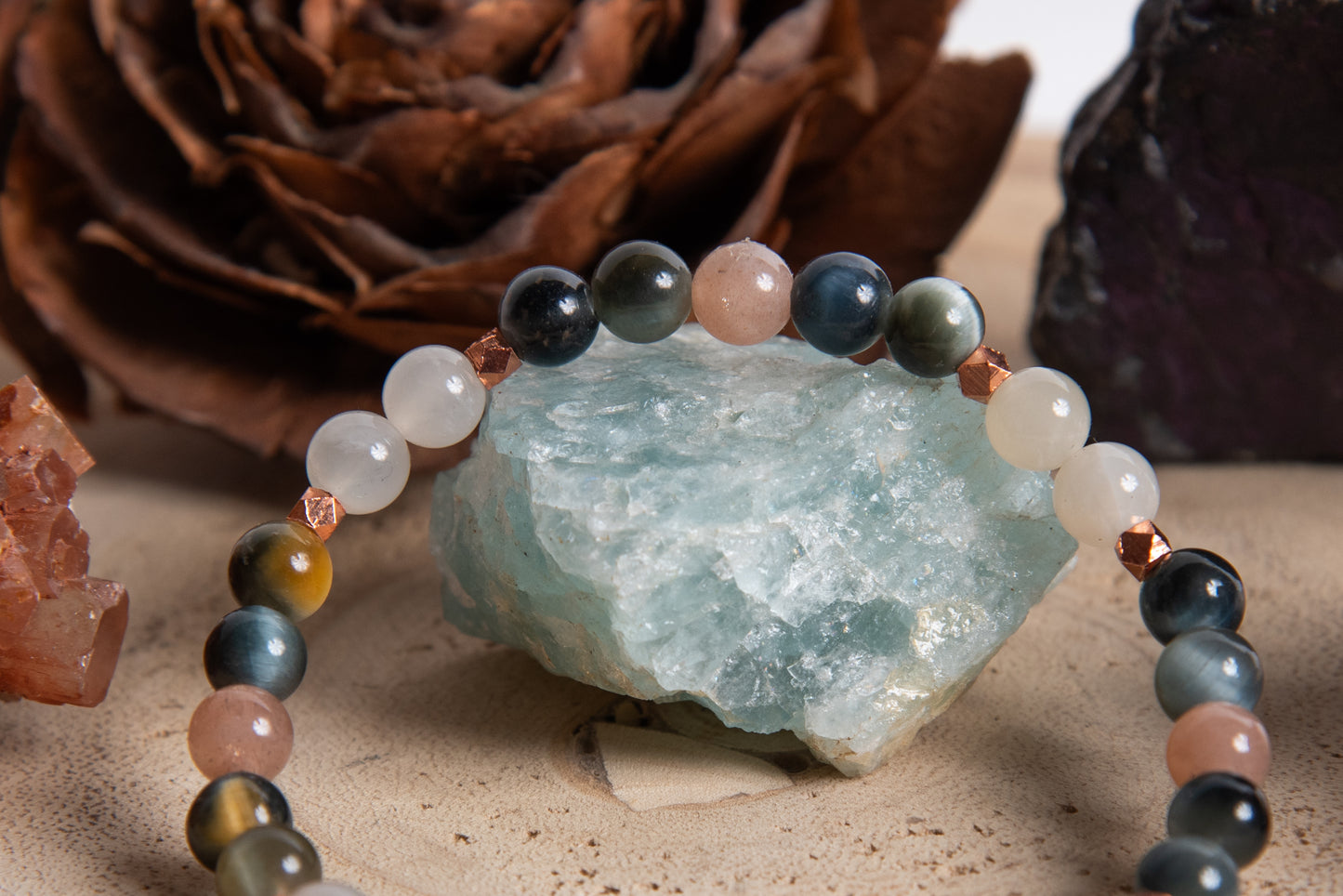 Bracciale perle 6 mm pietra di luna, occhio di falco, rame