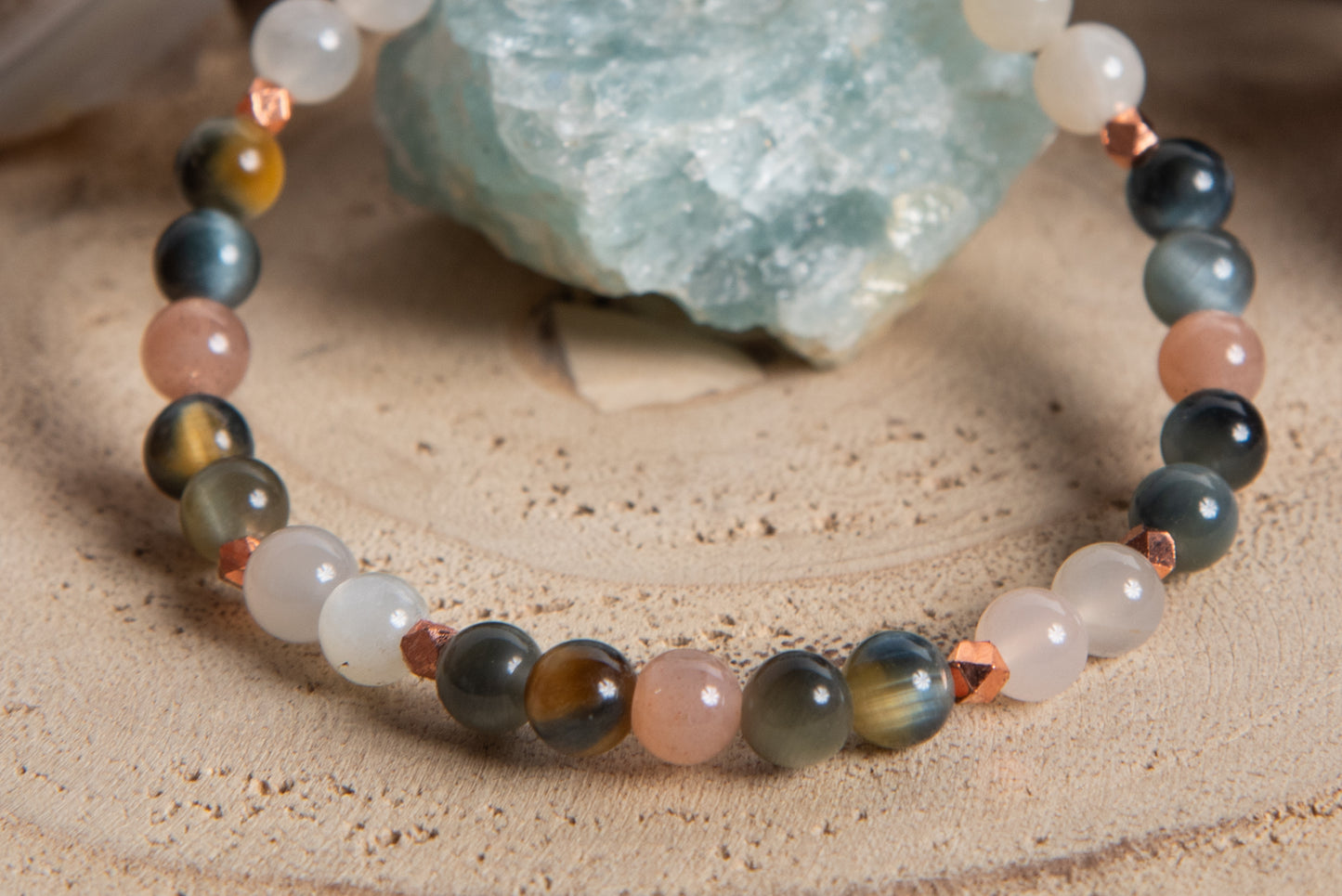 Bracciale perle 6 mm pietra di luna, occhio di falco, rame