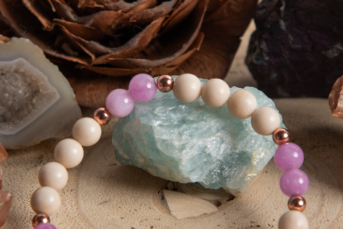 Bracciale perle 6 mm kunzite, diaspro bianco, rame