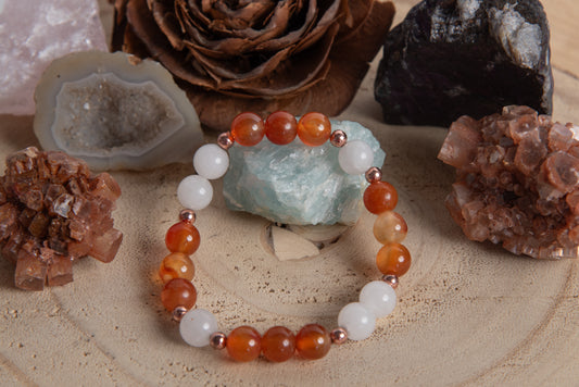 Bracciale perle 8 mm corniola, agata bianca, rame