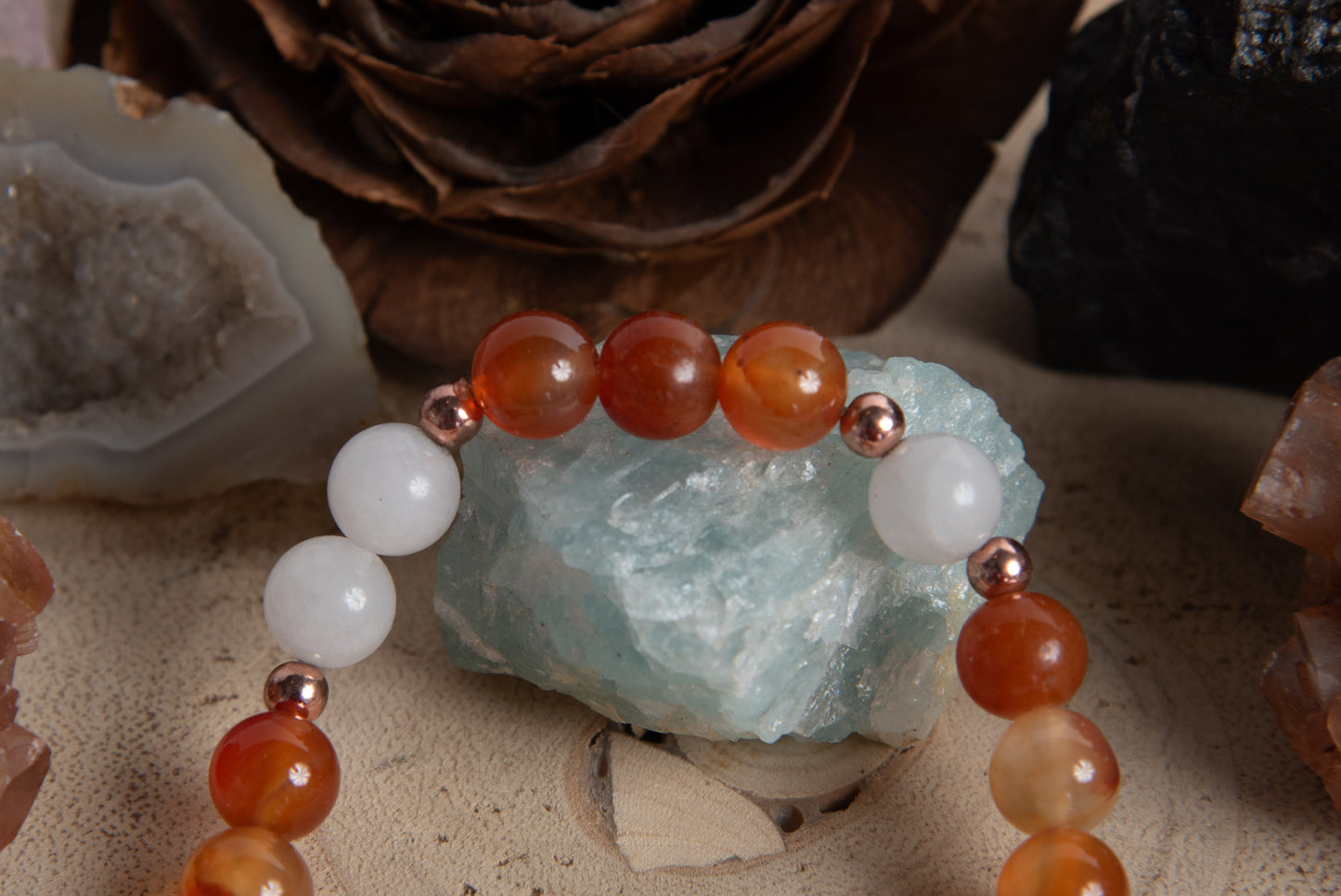 Bracciale perle 8 mm corniola, agata bianca, rame