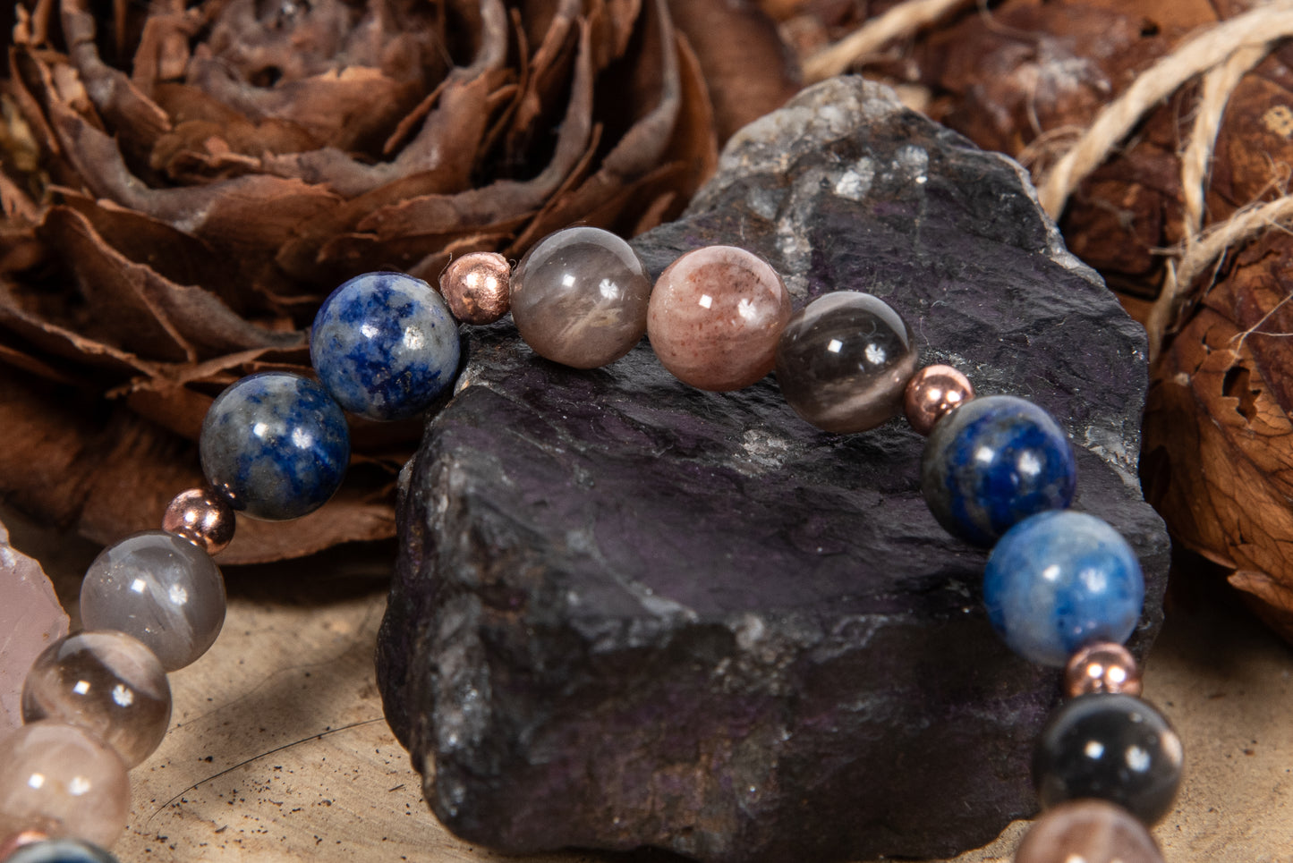 Bracciale perle 8 mm lapislazzuli, pietra di luna nera, rame