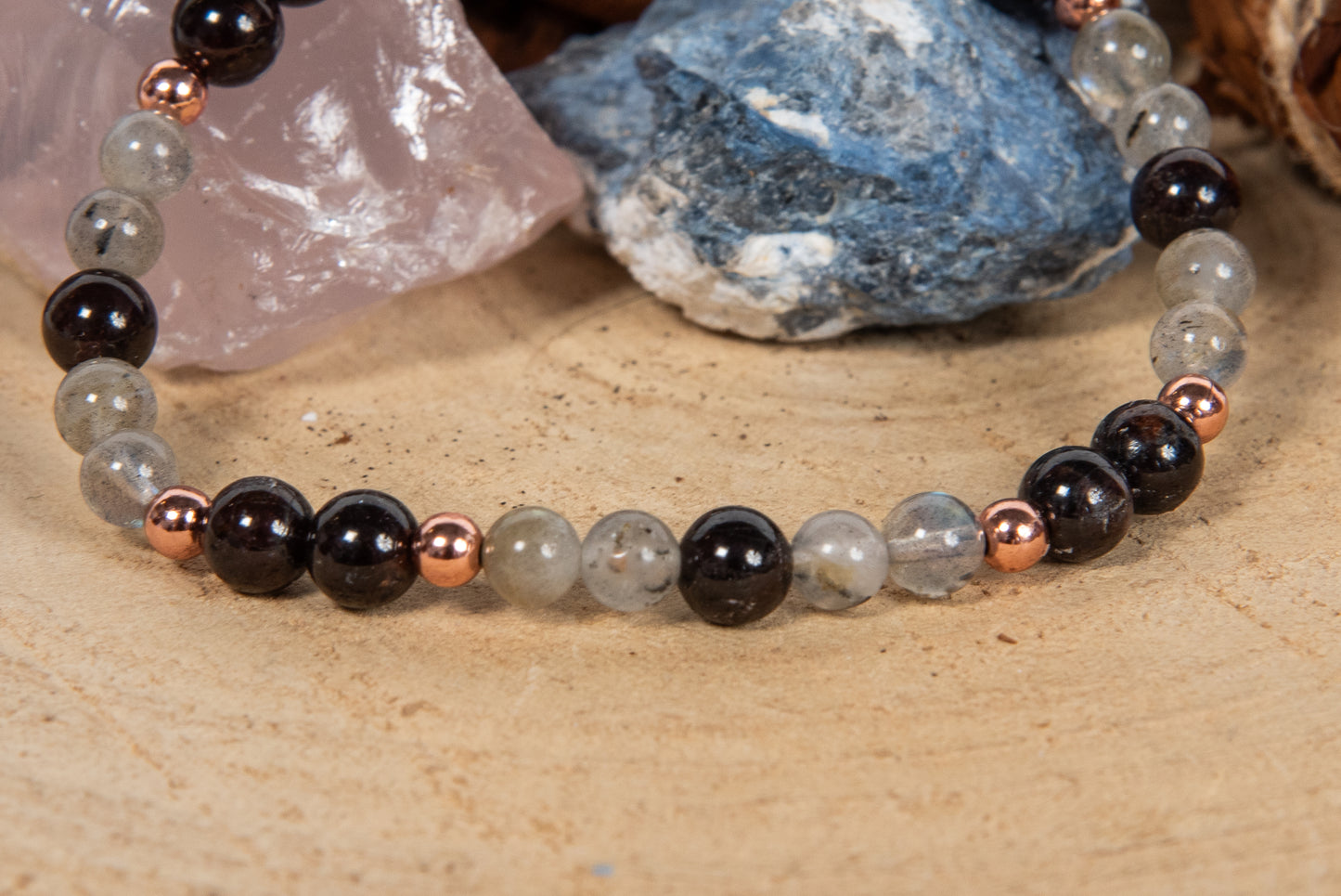 Bracciale perle 6 mm granato, labradorite, rame