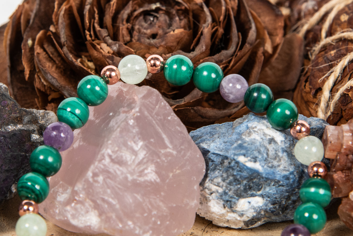 Bracciale perle 6 mm ametista, crisoprasio, malachite, rame