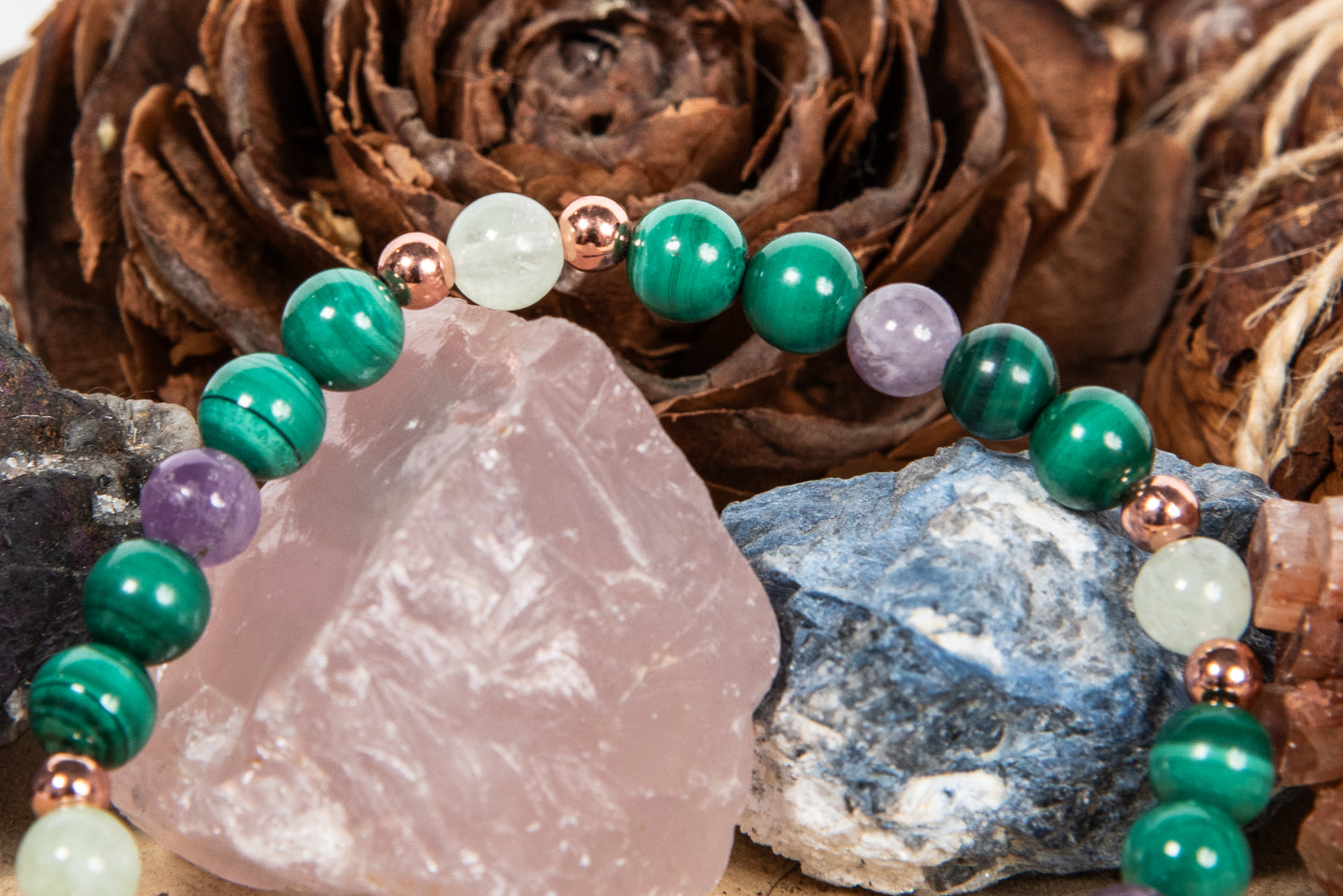 Bracciale perle 6 mm ametista, crisoprasio, malachite, rame