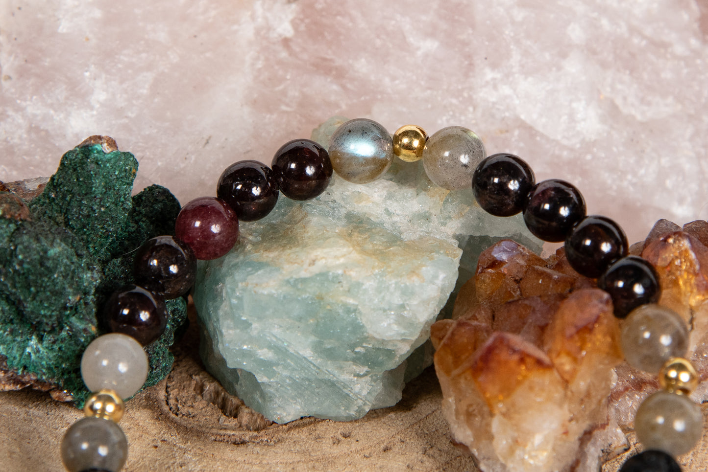 Granato, tormalina rosa, labradorite, lava, argento dorato 925