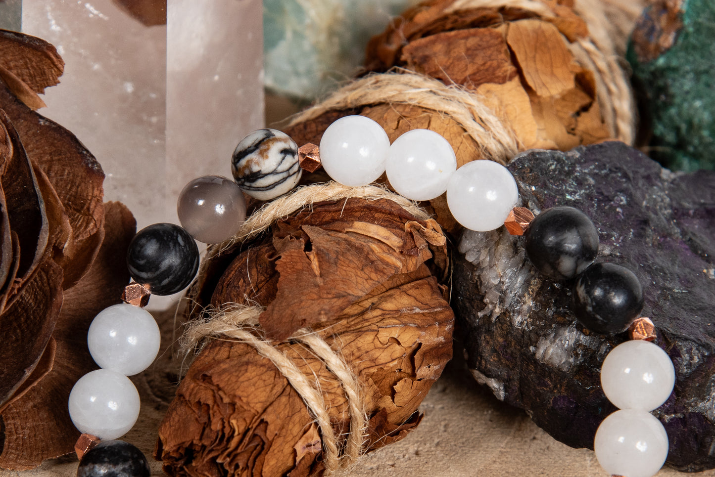 Bracciale perle 8 mm diaspro zebrato, agata bianca, agata grigia, rame