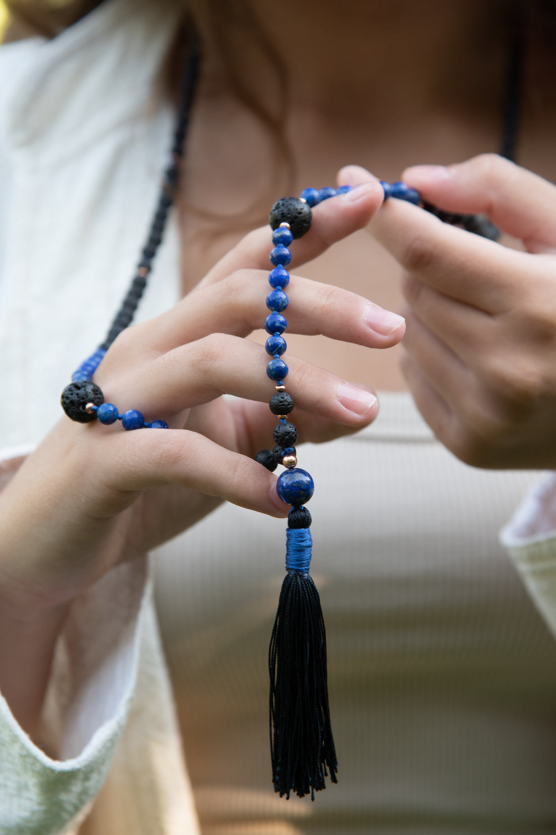 Mala da meditazione in Lapislazzuli e Pietra Lavica con Olio Essenziale – 108 perle