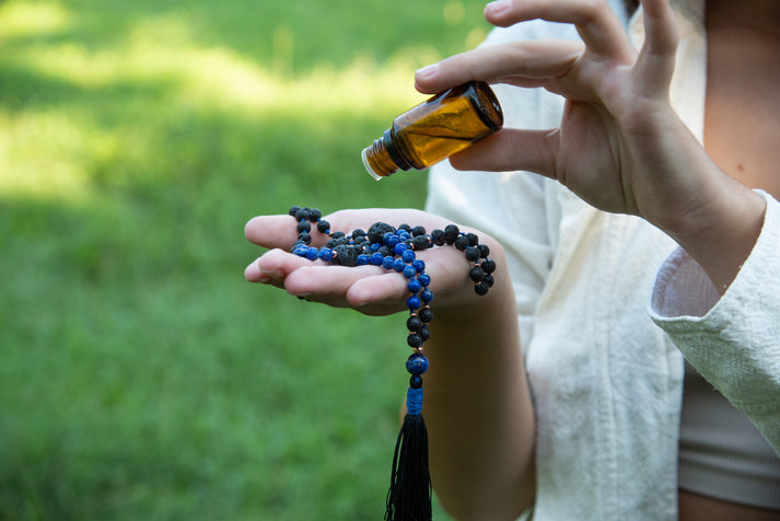 Mala da meditazione in Lapislazzuli e Pietra Lavica con Olio Essenziale – 108 perle
