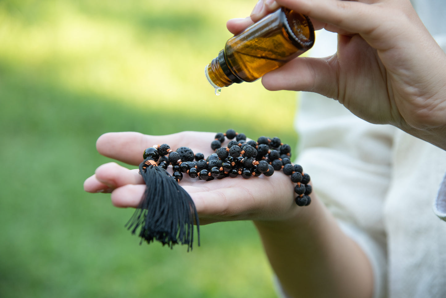 Mala collana per meditare in Pietra lavica e Tormalina nera