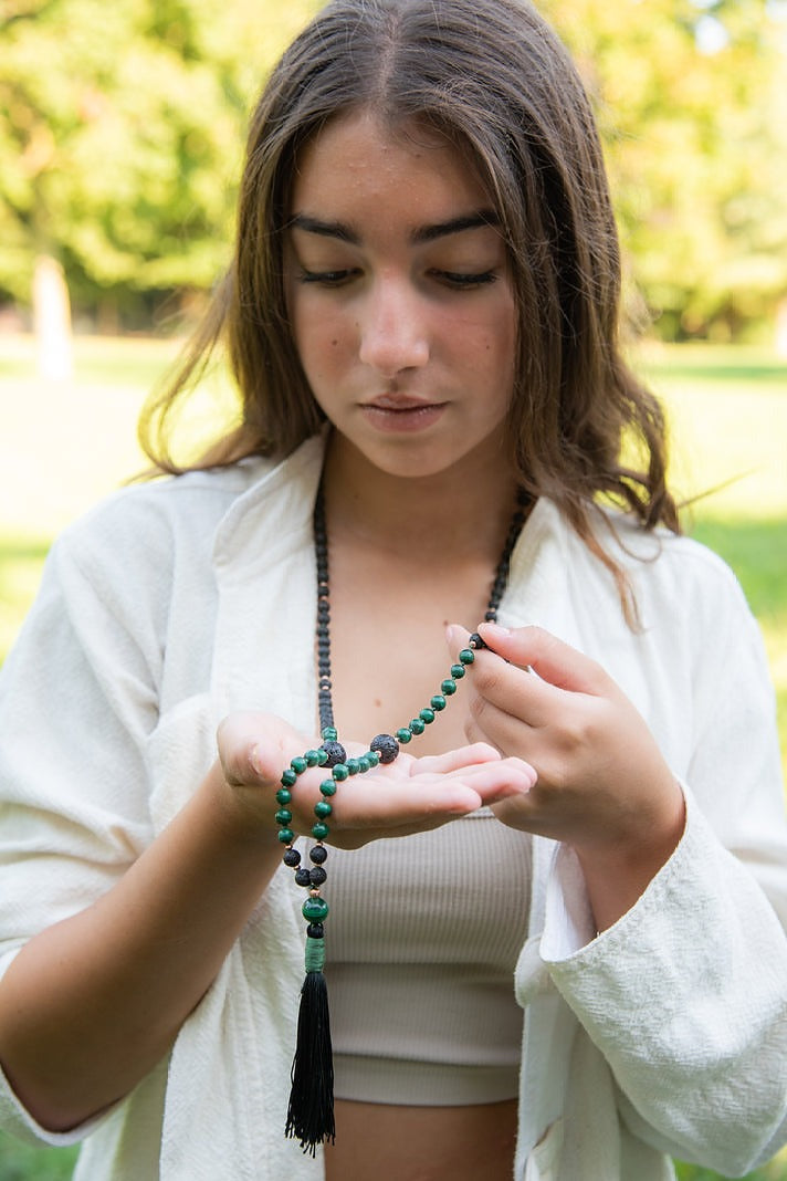 Mala da meditazione artigianale in Pietra Lavica e Malachite con Olio Essenziale – 108 perle