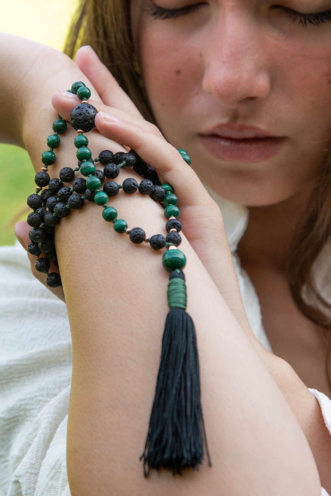 Mala da meditazione artigianale in Pietra Lavica e Malachite con Olio Essenziale – 108 perle