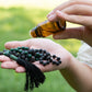 Mala da meditazione artigianale in Pietra Lavica e Malachite con Olio Essenziale – 108 perle