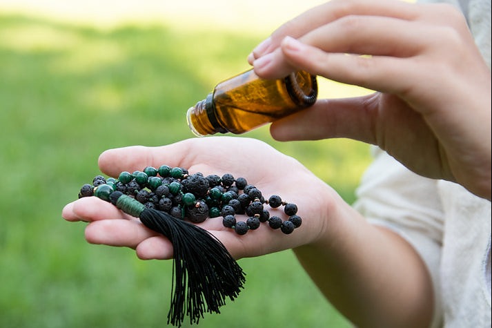 Mala da meditazione artigianale in Pietra Lavica e Malachite con Olio Essenziale – 108 perle