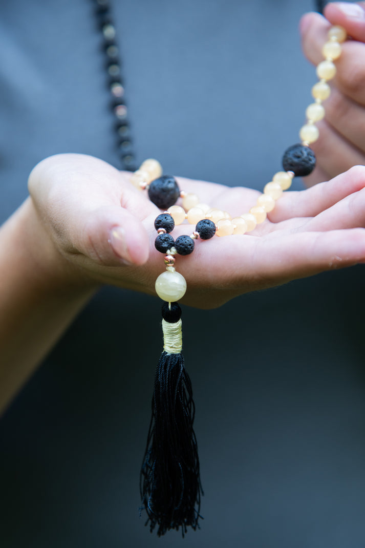 Mala da meditazione in Calcite gialla e Pietra Lavica con Olio Essenziale – 108 perle