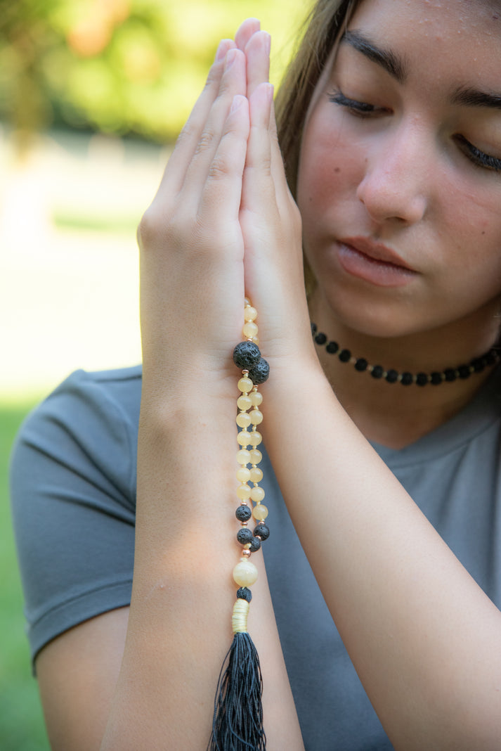 Mala da meditazione in Calcite gialla e Pietra Lavica con Olio Essenziale – 108 perle