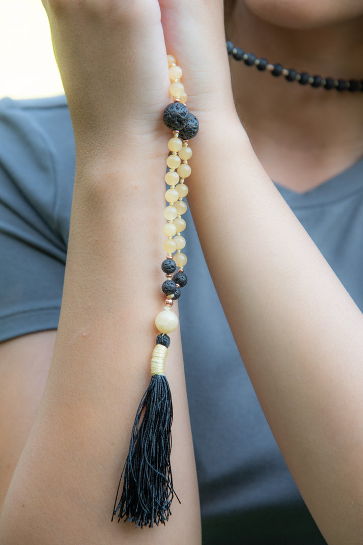 Mala da meditazione in Calcite gialla e Pietra Lavica con Olio Essenziale – 108 perle