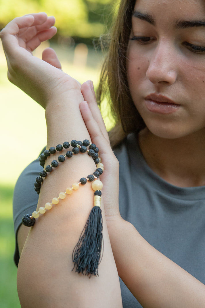 Mala da meditazione in Calcite gialla e Pietra Lavica con Olio Essenziale – 108 perle
