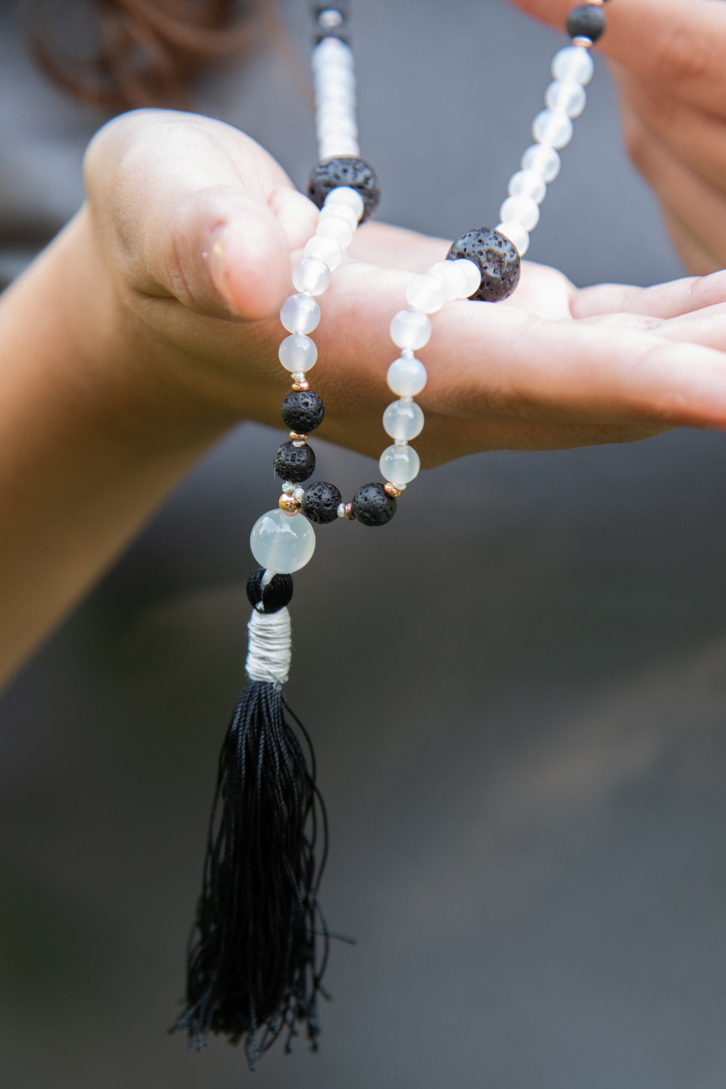 Mala da meditazione in Pietra lavica e Agata bianca