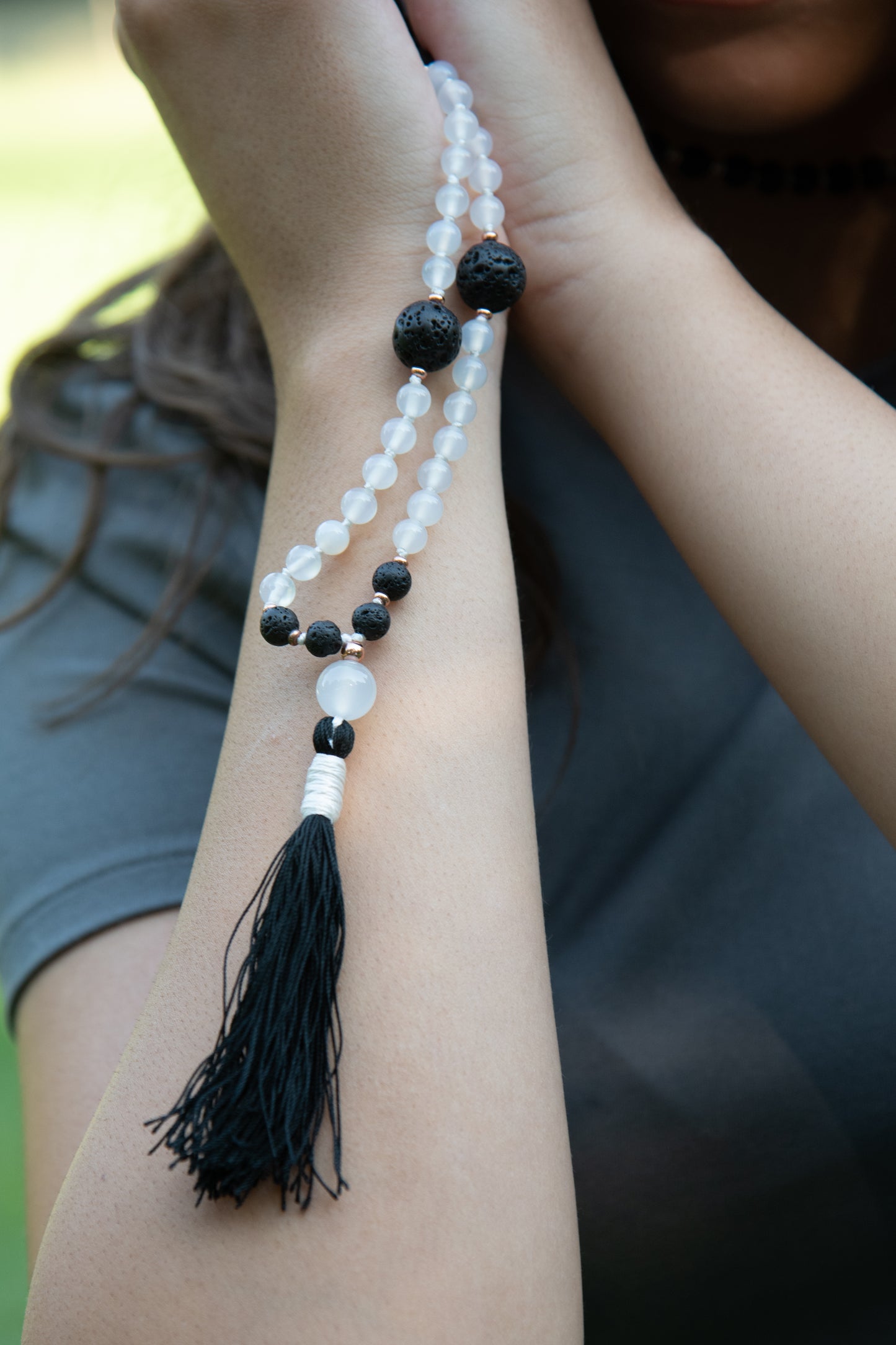 Mala da meditazione in Pietra lavica e Agata bianca