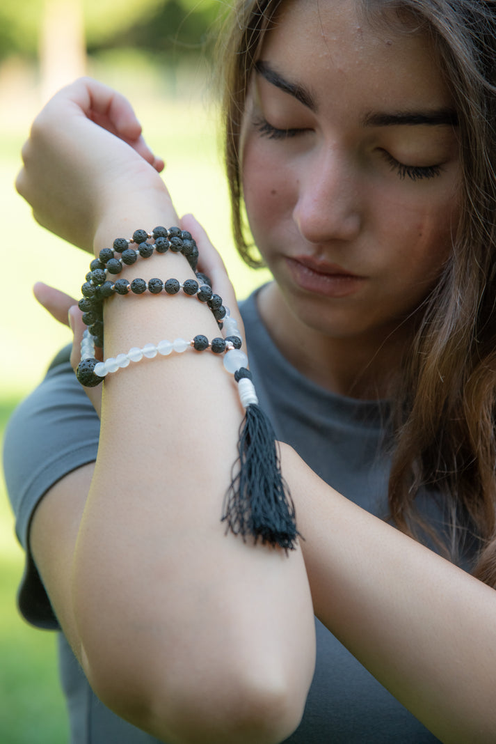 Mala da meditazione in Agata bianca e Pietra Lavica con Olio Essenziale – 108 perle