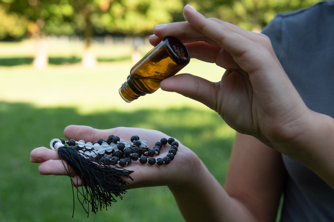 Mala da meditazione in Agata bianca e Pietra Lavica con Olio Essenziale – 108 perle