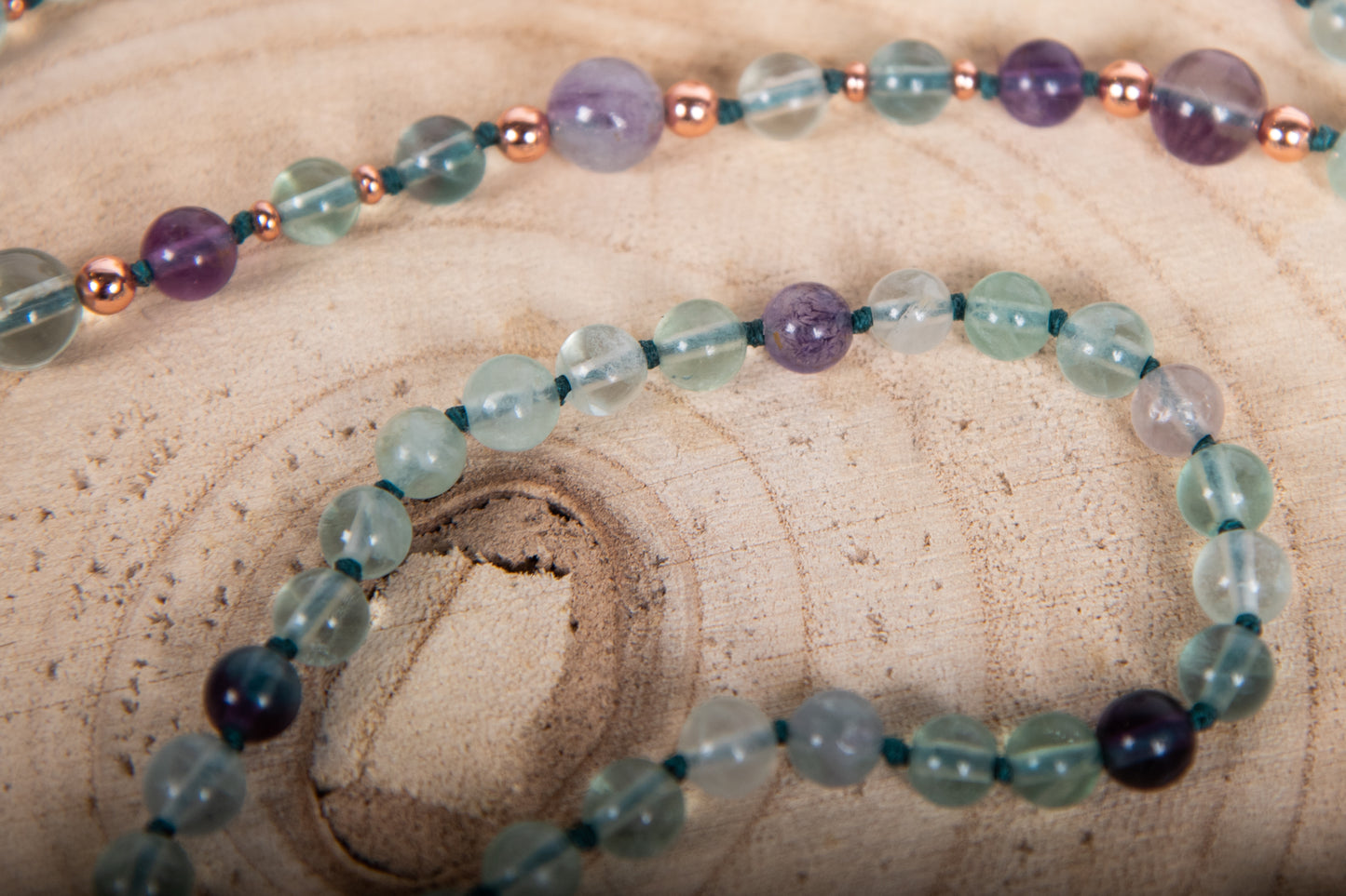 Mala con cristalli naturali di Fluorite, Pietra Guru in Ametista lavanda, Rame