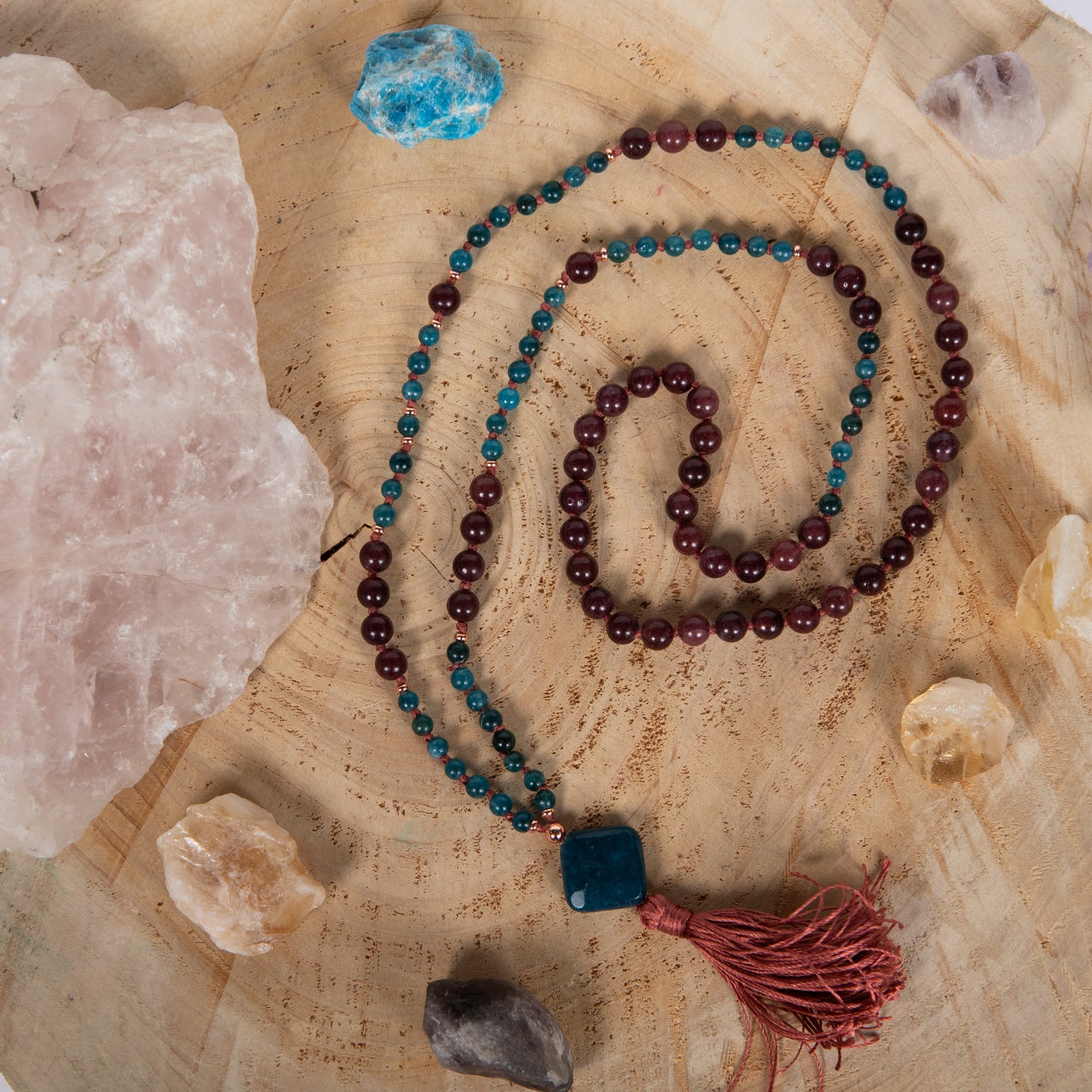 Mala collana con 108 perle di Granato almandino, Apatite, Pietra Guru Apatite, Rame