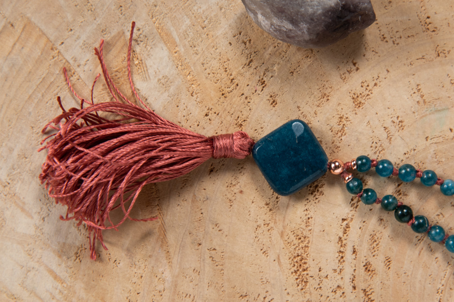 Mala collana con 108 perle di Granato almandino, Apatite, Pietra Guru Apatite, Rame