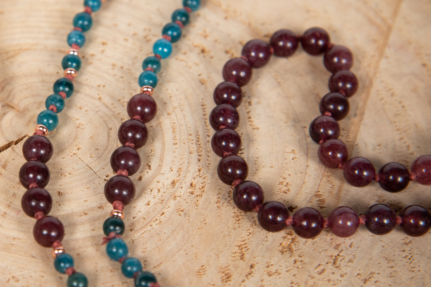 Mala collana con 108 perle di Granato almandino, Apatite, Pietra Guru Apatite, Rame