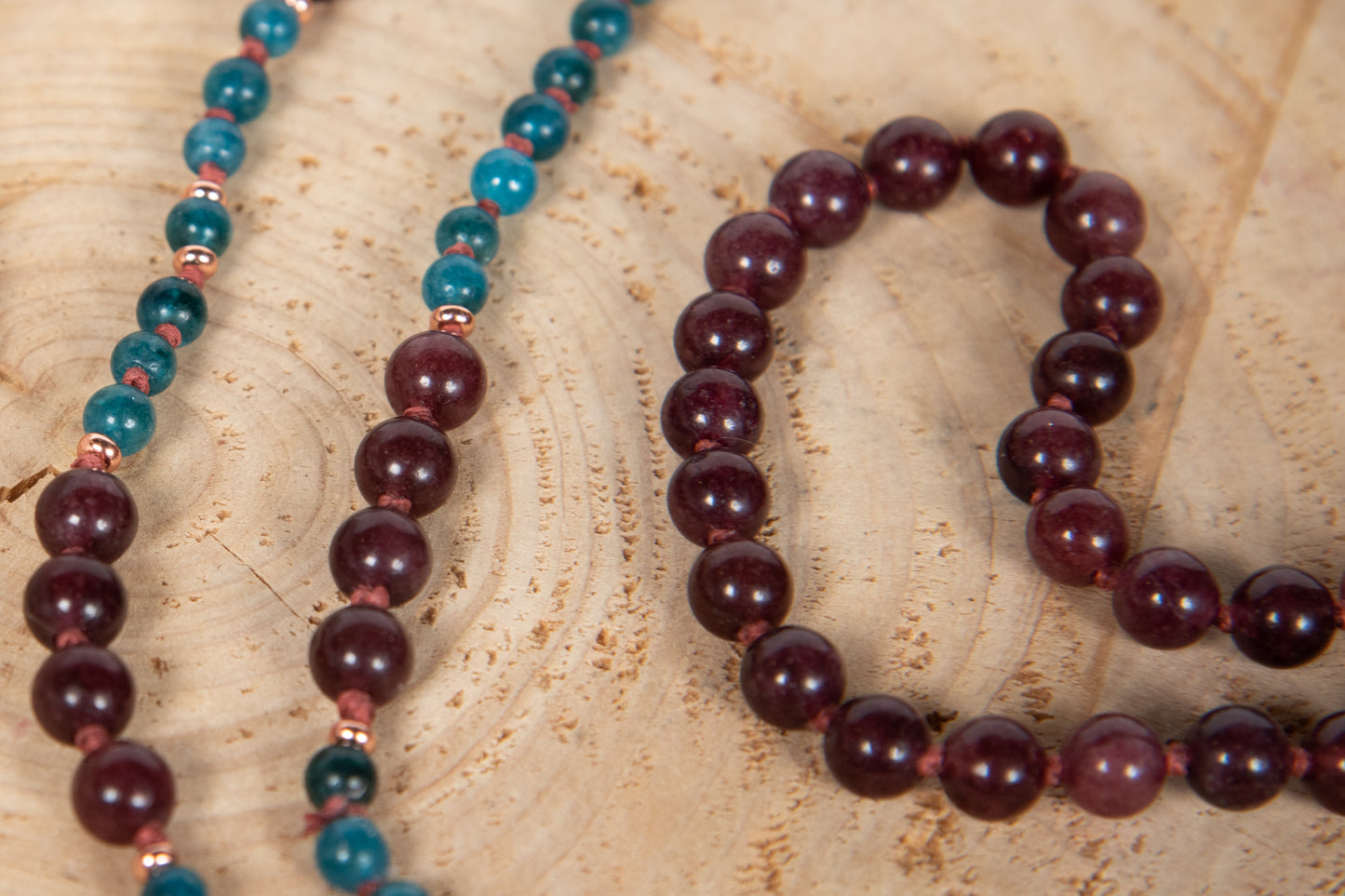 Mala collana con 108 perle di Granato almandino, Apatite, Pietra Guru Apatite, Rame