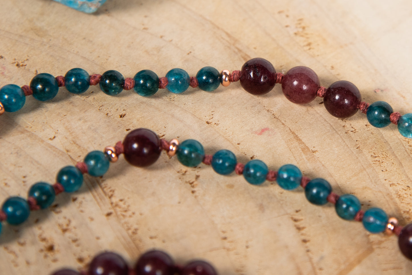 Mala collana con 108 perle di Granato almandino, Apatite, Pietra Guru Apatite, Rame