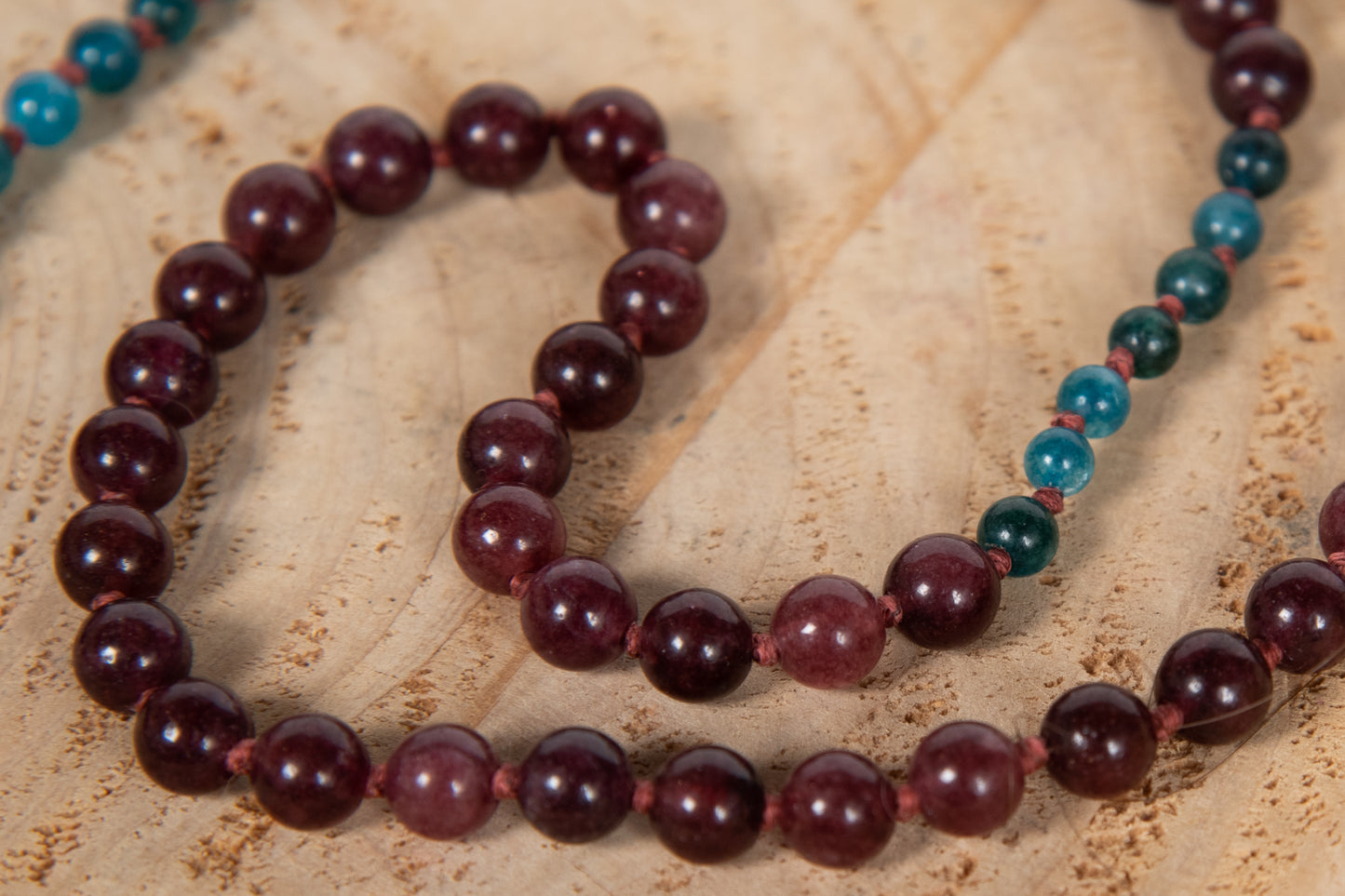 Mala collana con 108 perle di Granato almandino, Apatite, Pietra Guru Apatite, Rame
