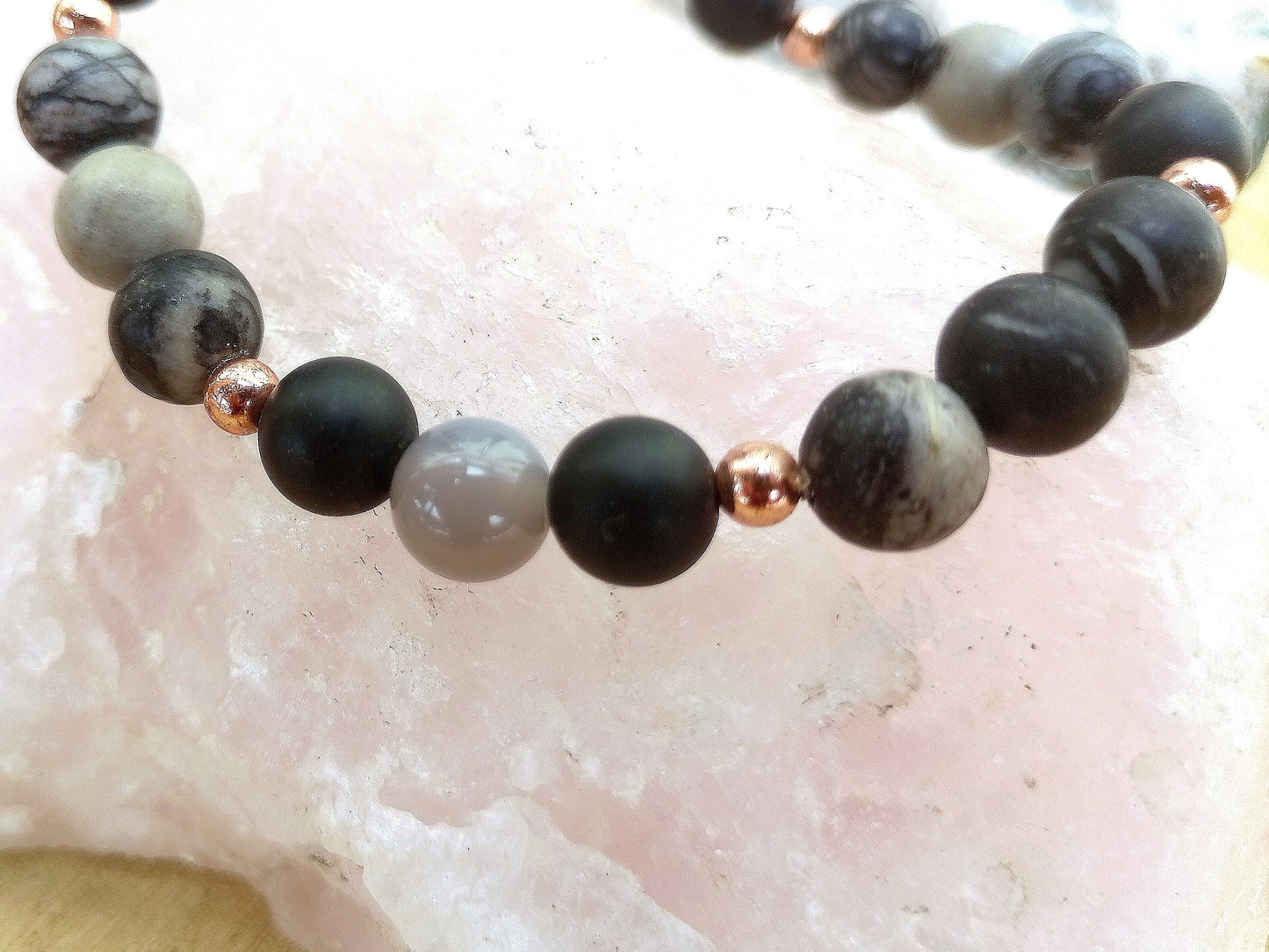Bracciale perle 8mm diaspro zebrato, onice, agata grigia, rame