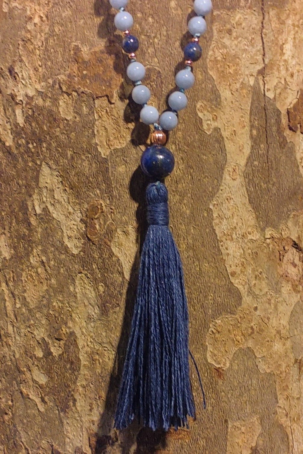Mala per la pratica della meditazione in Apatite, Lapislazzuli, Angelite, Pietra Guru Lapislazzuli e Rame