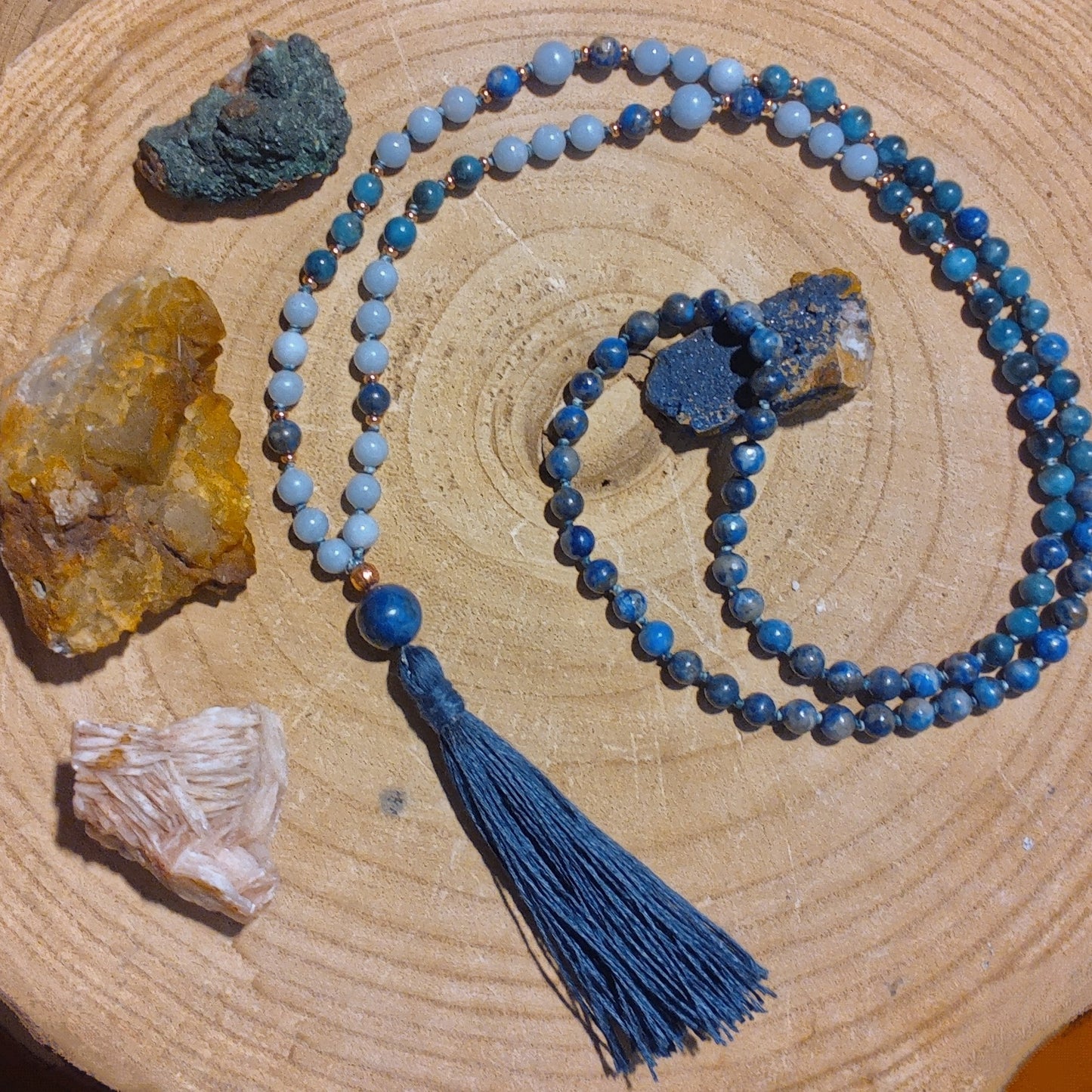 Mala per la pratica della meditazione in Apatite, Lapislazzuli, Angelite, Pietra Guru Lapislazzuli e Rame