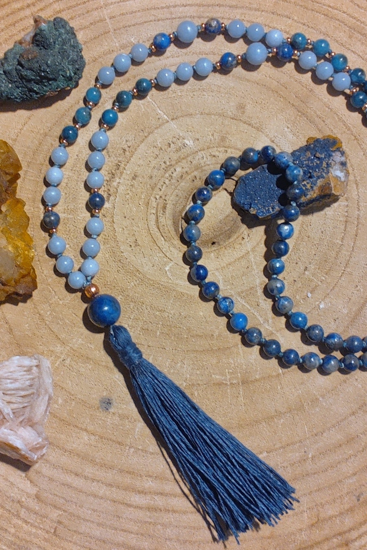 Mala per la pratica della meditazione in Apatite, Lapislazzuli, Angelite, Pietra Guru Lapislazzuli e Rame