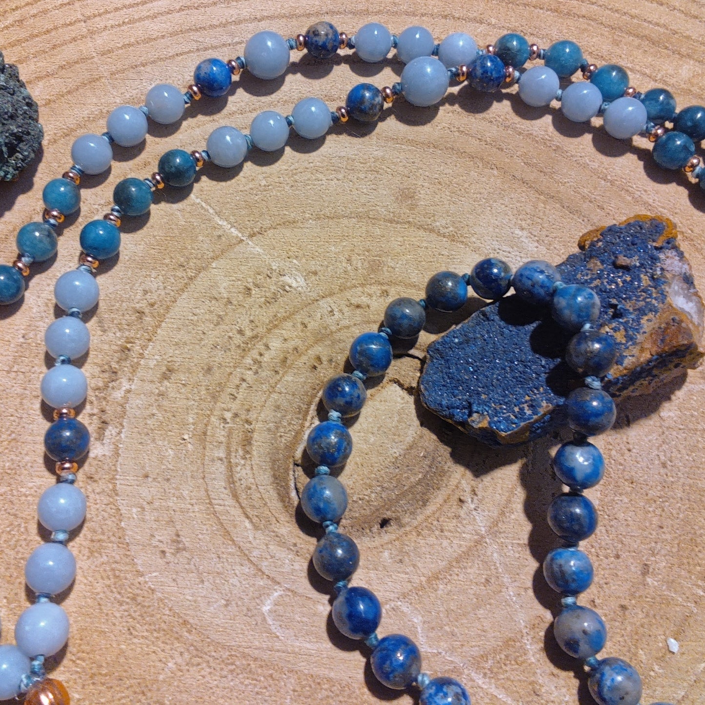 Mala per la pratica della meditazione in Apatite, Lapislazzuli, Angelite, Pietra Guru Lapislazzuli e Rame