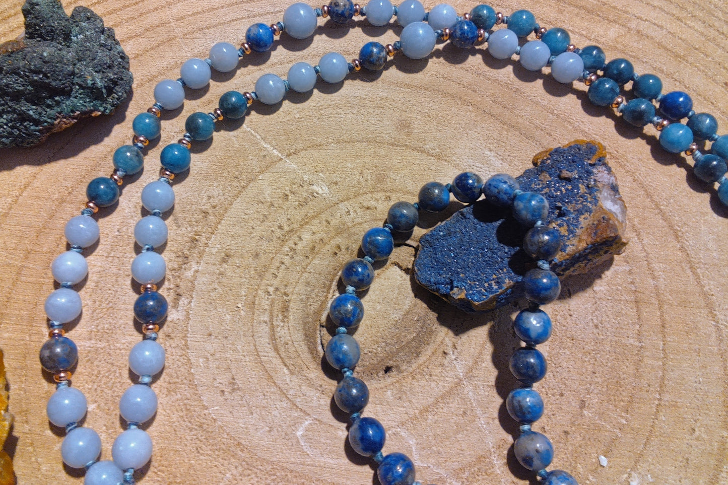 Mala per la pratica della meditazione in Apatite, Lapislazzuli, Angelite, Pietra Guru Lapislazzuli e Rame