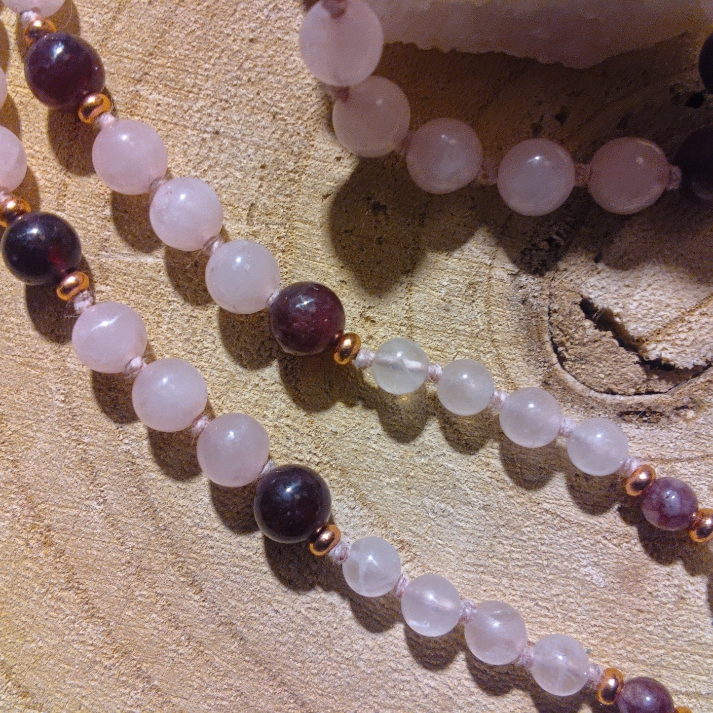 Mala con pietre naturali di Granato almandino, Pietra Guru Quarzo rosa, Rame