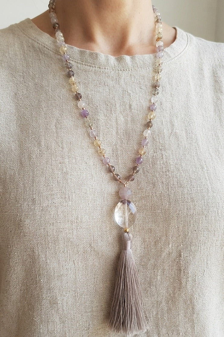Mala da meditazione in Quarzo Ametistino con Goethite, Ametista Lavanda e Quarzo Ferroso – 108 perle