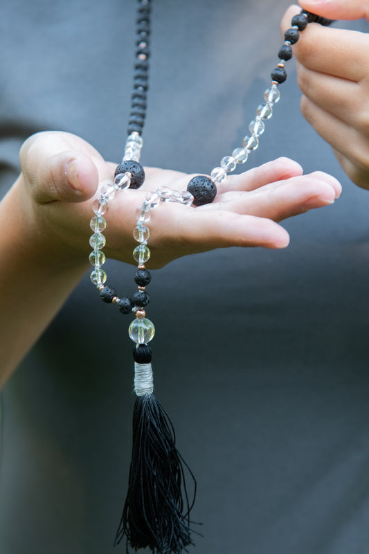 la madregea mala in pietra lavica, quarzo ialino e rame per meditare fatta a mano 108 perle