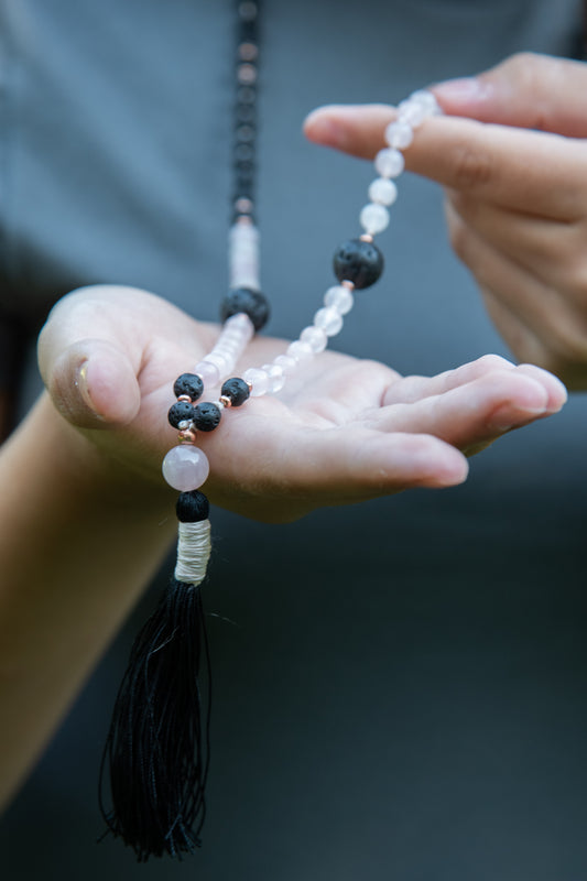 la madregea mala in pietra lavica, quarzo rosa e rame per meditare fatta a mano 108 perle