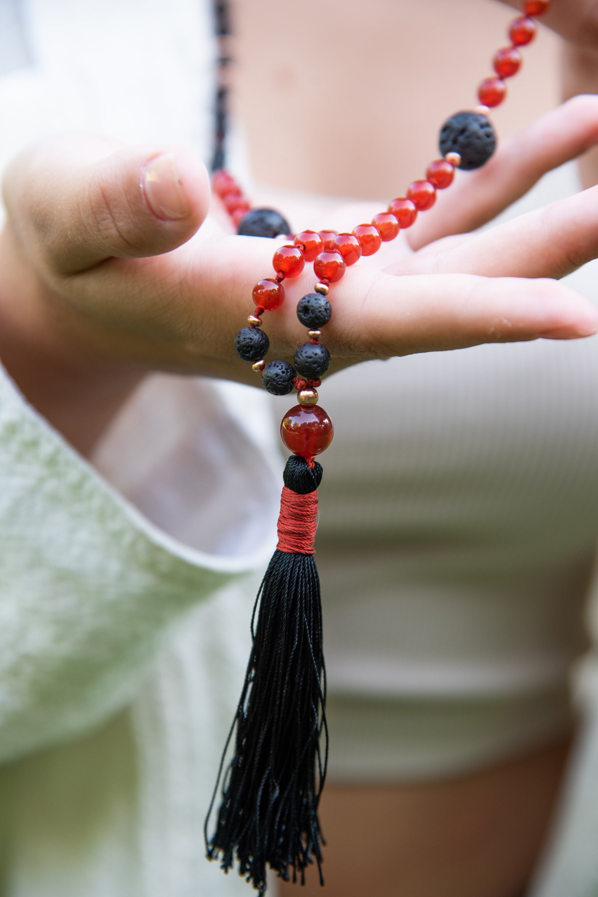 la madregea mala in pietra lavica, agata rossa e rame per meditare fatta a mano 108 perle